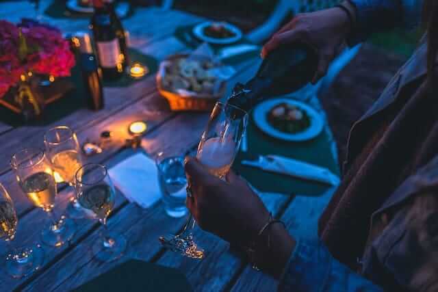 How Many Guests Should I Invite to My Murder Mystery Party